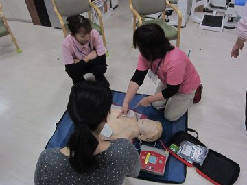 AEDの使用方法を確認