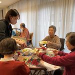 入居者と職員が一緒に食事をしながら交流している風景