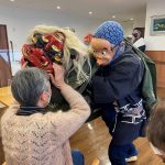 入居者と職員がレクリエーション活動を楽しんでいる風景